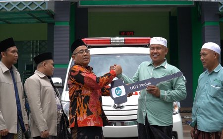 Lewat Program UGT Peduli, KSPPS BMT UGT Nusantara Serahkan Mobil Ambulans untuk Layanan Kesehatan Masyarakat