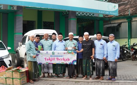 Berbagi Takjil, Menebar Berkah di Bulan Suci