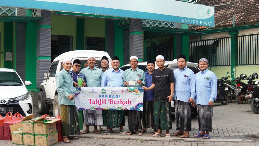 Berbagi Takjil, Menebar Berkah di Bulan Suci