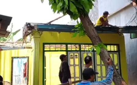 Sinergi BMT UGT Nusantara dan LAZ Sidogiri Bantu Perbaiki Atap Rumah Warga di Desa Sidogiri