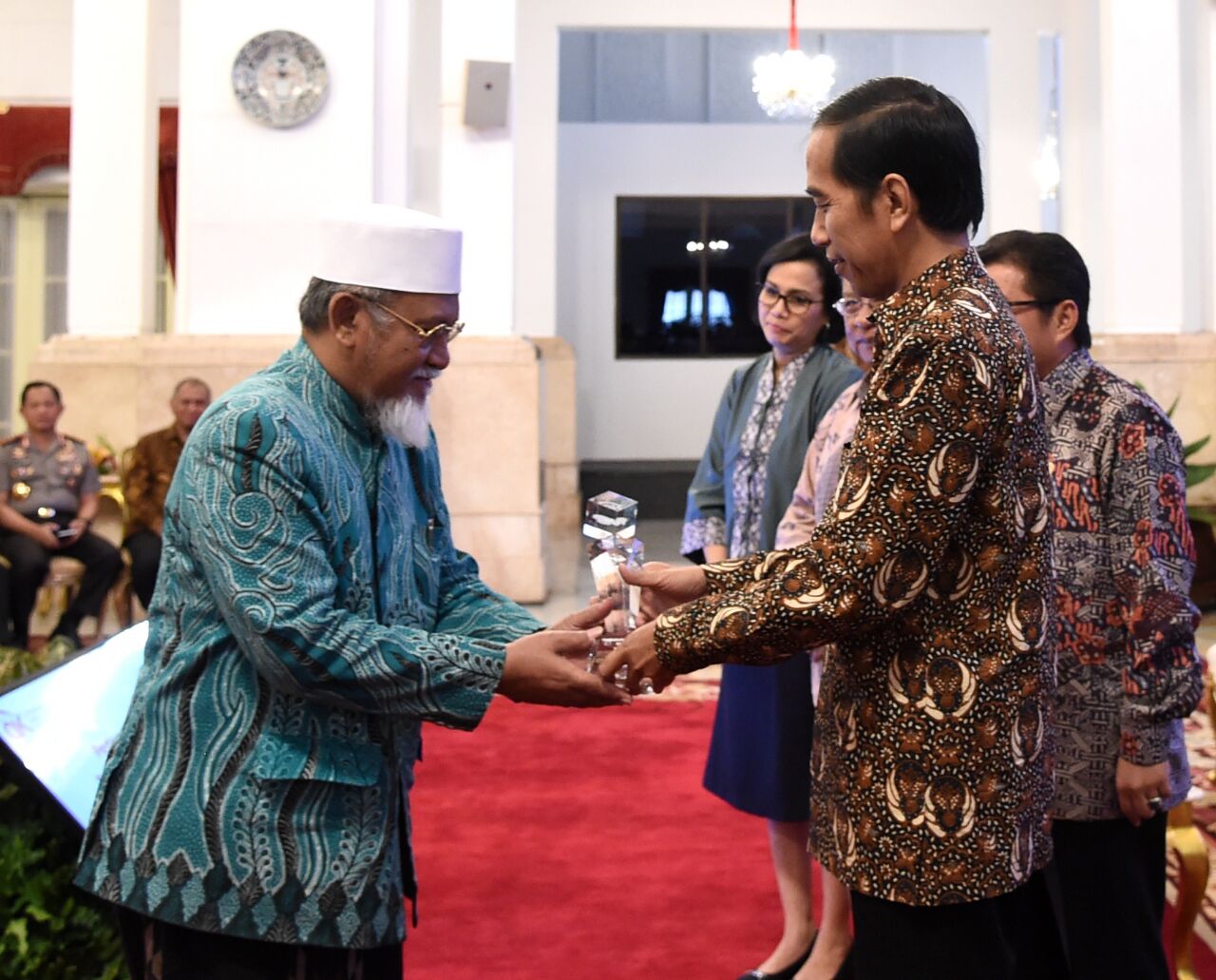 H. Mahmud Ali Zain Terima Penghargaan dari Presiden