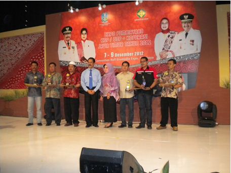 Gondol Penghargaan Stand Terbaik di Expo Pembiayaan KSP/USP-Koperasi Jatim 2012 