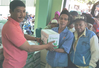 Libatkan Pemerintah Desa Sidogiri Bagikan 2500 Paket Zakat