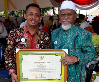 H. Mahmud Terima Penghargaan Inspirator Koperasi Syariah
