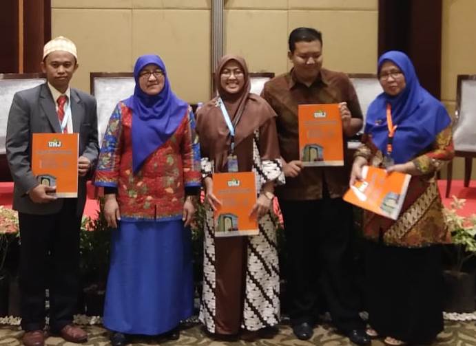 Raih Penghargaan The Best Presenter dalam Forum Ilmiah Internasional 